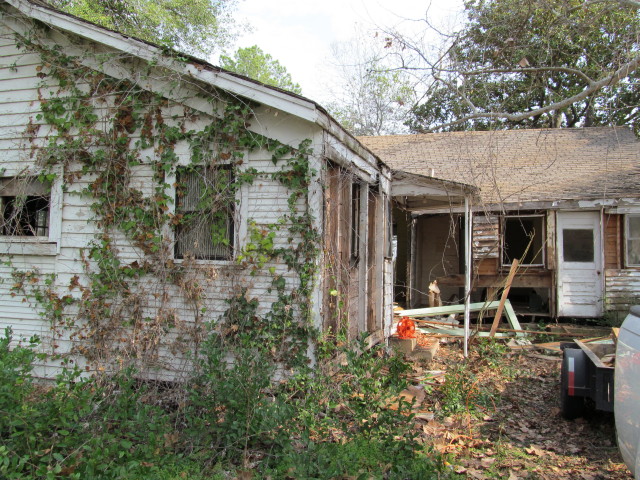 The side and back of the abandoned house