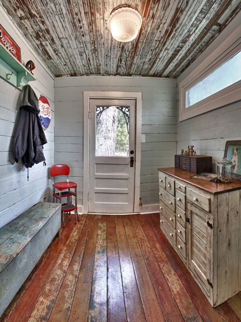 Living Vintage - pano of the mudroom 