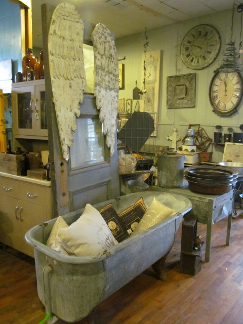 Old door with wings and bathtub - Living Vintage