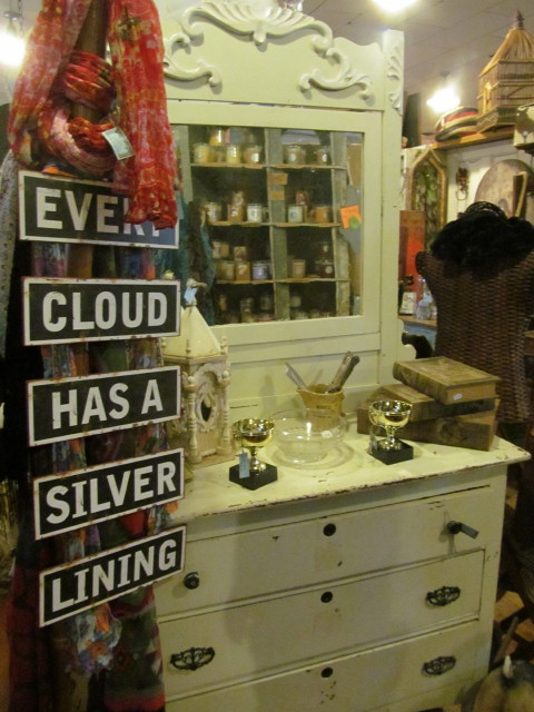 Dresser with fancy mirror - Living Vintage