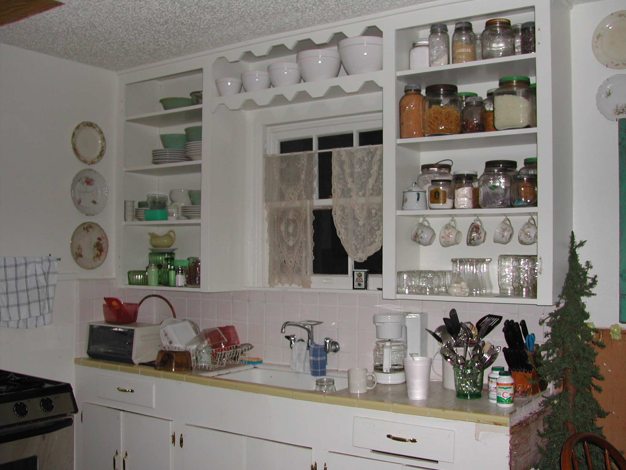 Ruth Avenue kitchen - before