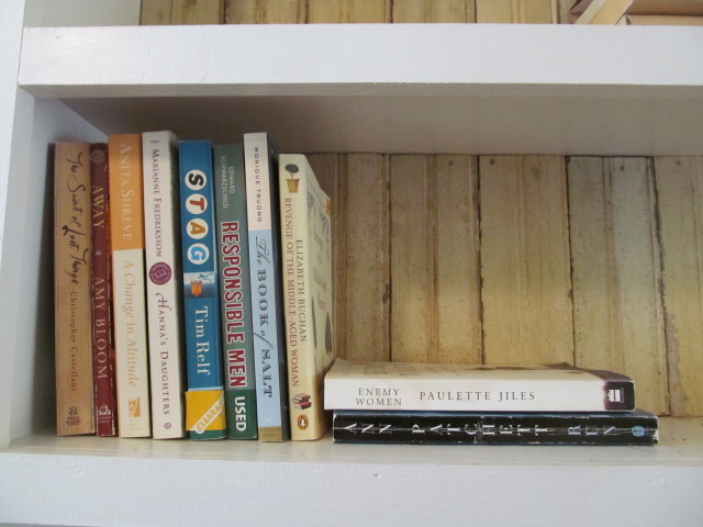 I'm decorating my bookshelves - Living Vintage