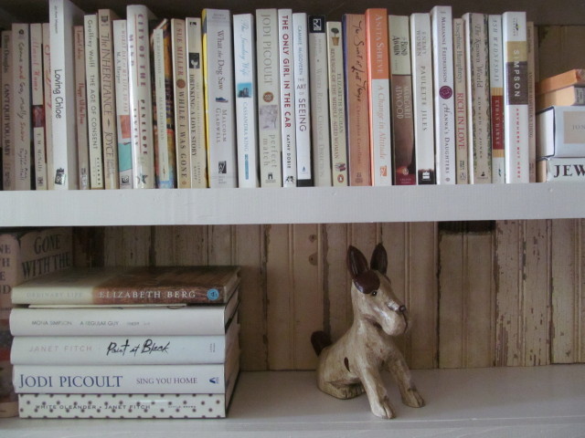 I'm decorating my bookshelves - Living Vintage