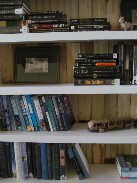 I'm decorating my bookshelves - Living Vintage