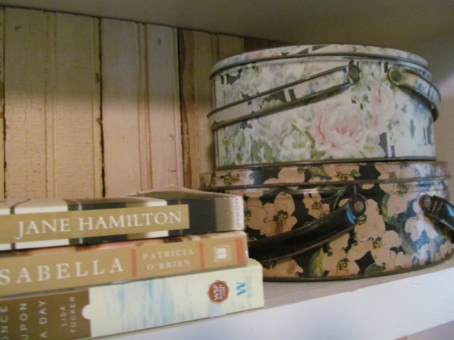 I'm decorating my bookshelves - Living Vintage