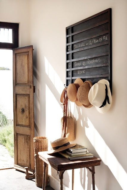 Clever little perpetual calendar made with wood and chalkboard paint.  Featured on Living Vintage