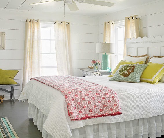 beachy bedroom - featured on Living Vintage's Friday Favorites. Head on over to see our other 7 picks for this week!