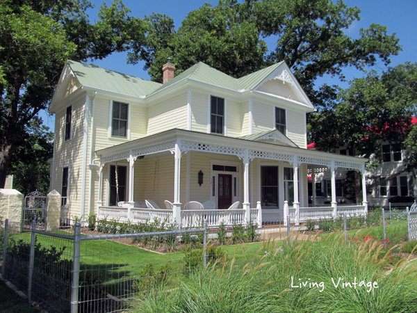 a wonderful home in Fredericksburg - Living Vintage