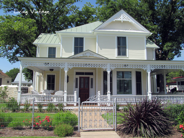 a wonderful home in Fredericksburg - Living Vintage
