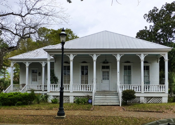 a fabulous home in Pensacola, Florida's historic district - one of 8 picks for this week's Friday Favorites - Living Vintage
