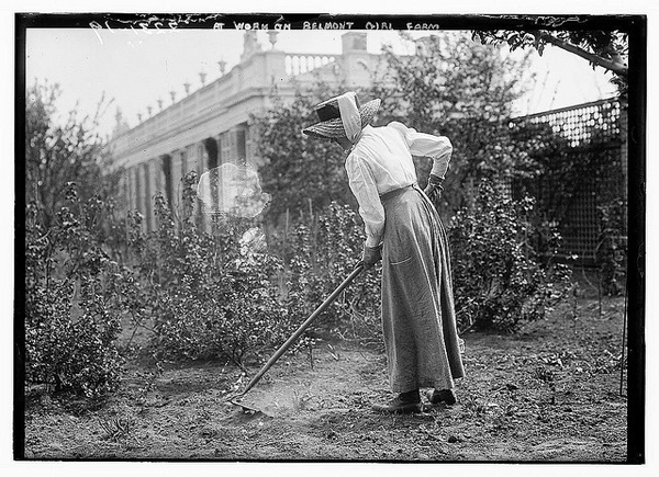 What Can a Woman Do? 25 fascinating vintage photos of working women. {Living Vintage}