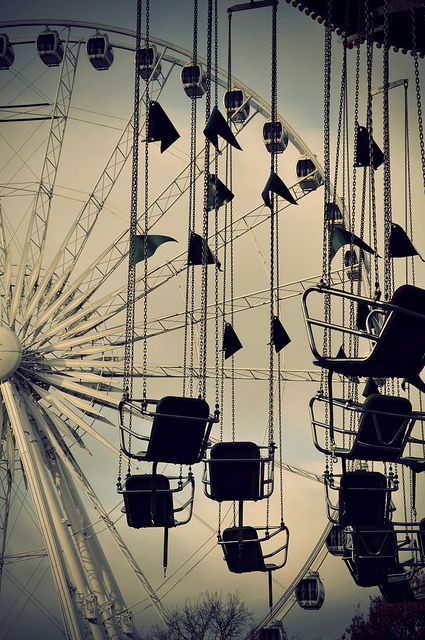 a beautiful photo of a fairground - one of 8 picks for this week's Friday Favorites - Living Vintage