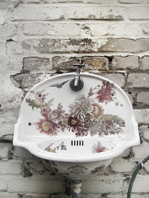 such a gorgeous sink - it would be so pretty in a powder room - one of 8 picks for this week's Friday Favorites - Living Vintage