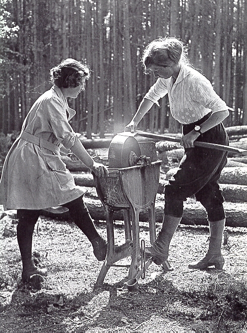 What Can a Woman Do? 25 fascinating vintage photos of working women. {Living Vintage}