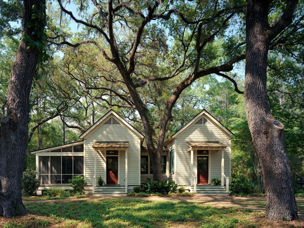 a darling guest cottage - one of 8 picks for this week's Friday Favorites