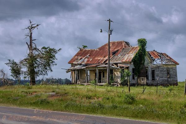 an abandoned house on a Texas highway