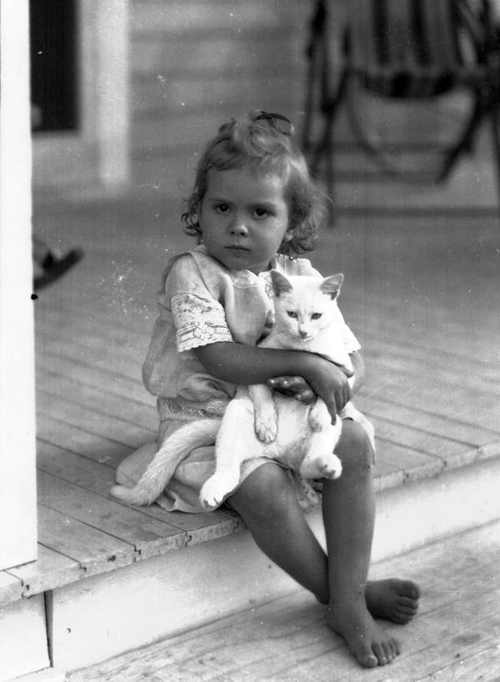 a precious photo of a little girl and her cat - one of 8 picks for this week's Friday Favorites
