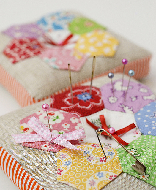 cute little pincushions (with a link to the tutorial) - one of 8 picks for this week's Friday Favorites