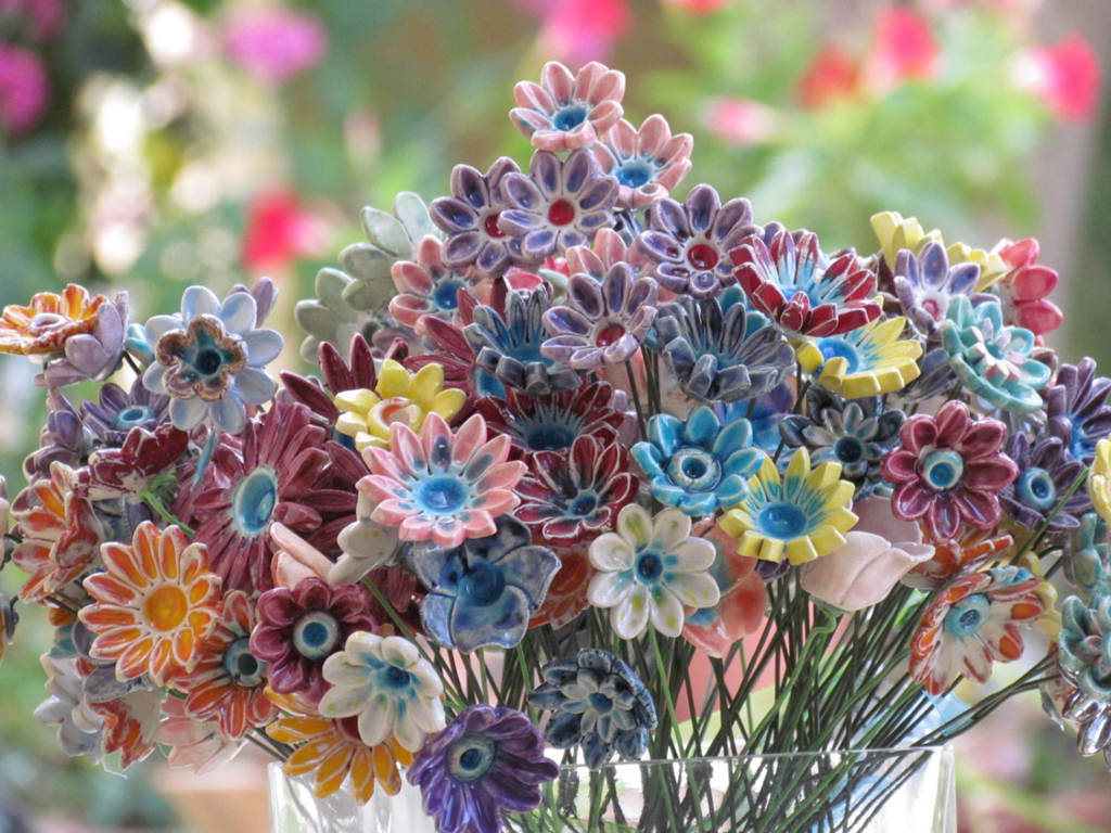 pretty ceramic flowers (so pretty for a wedding) - one of 8 picks for this week's Friday Favorites