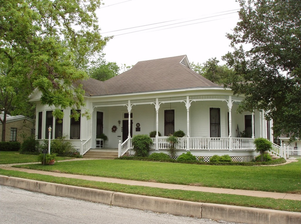 A gorgeous home in Gonzales, Texas. I could so live there! - 1 of 8 picks for this week's Friday Favorites